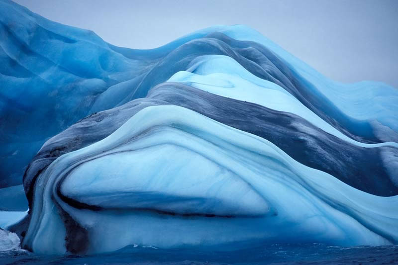 Айсберг с прослойкой из голубого льда