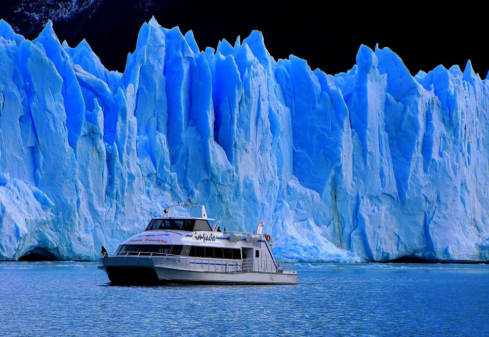Айсберг с голубыми ледяными прослойками